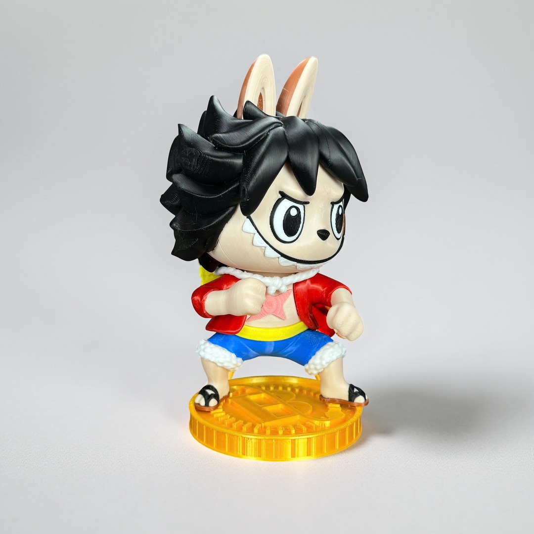 Personagem inspirado em pirata, impresso em 3D, sobre uma moeda dourada