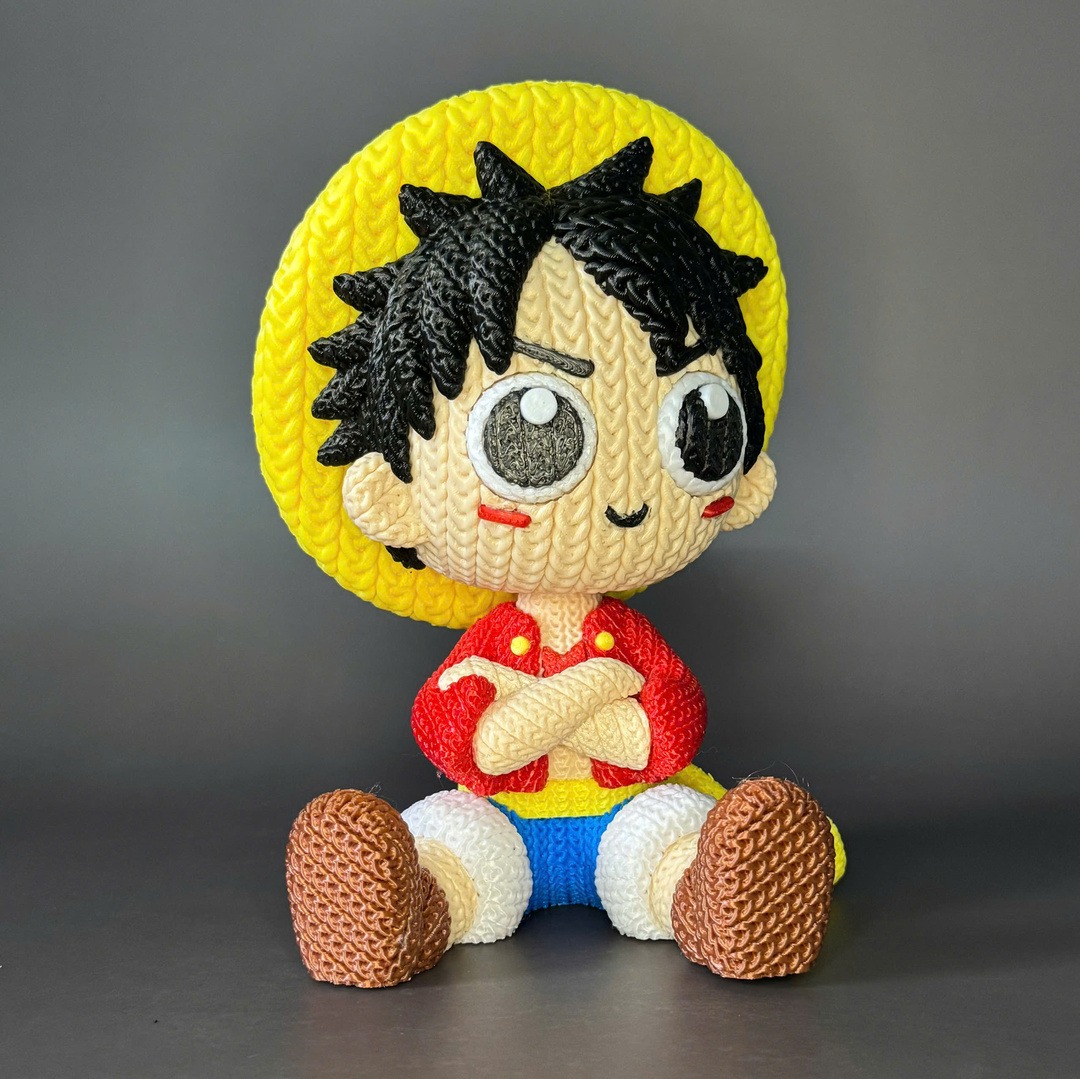 Luffy impresso em 3D com acabamento que lembra crochê