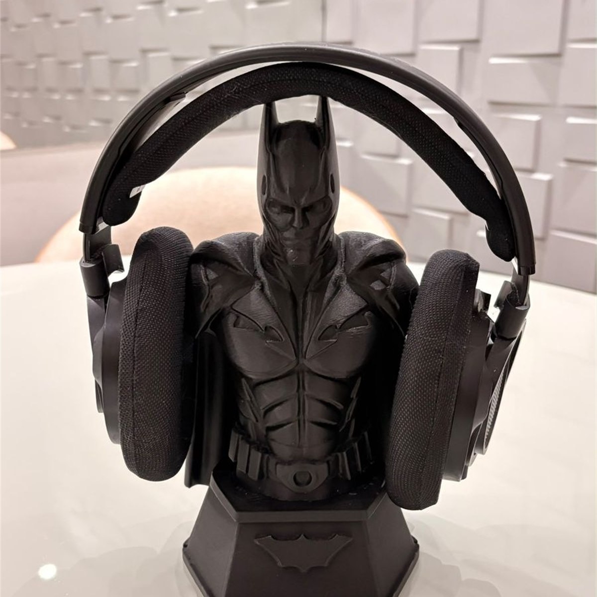 Suporte do Batman impresso em 3D segurando um headset preto