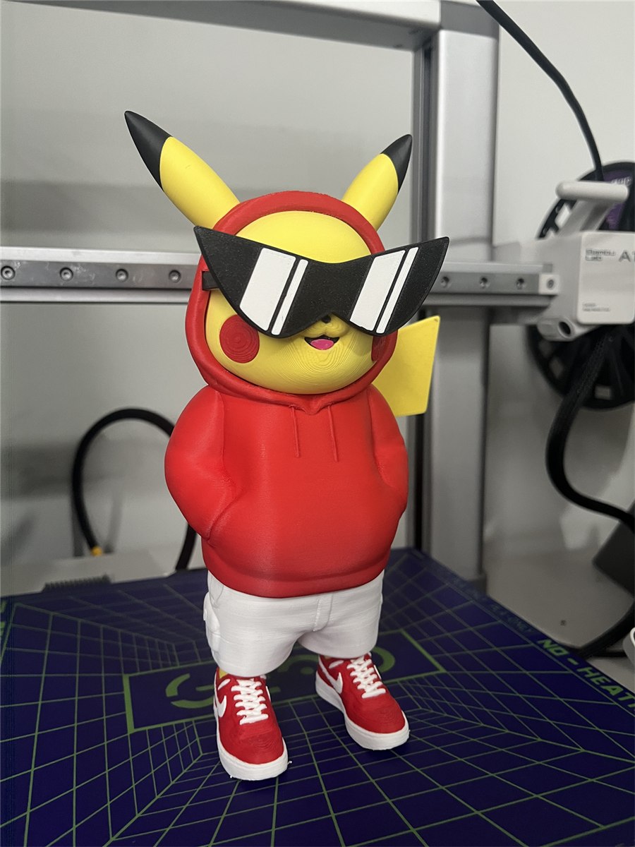 Pikachu urbano impresso em 3D com moletom vermelho e óculos angulares