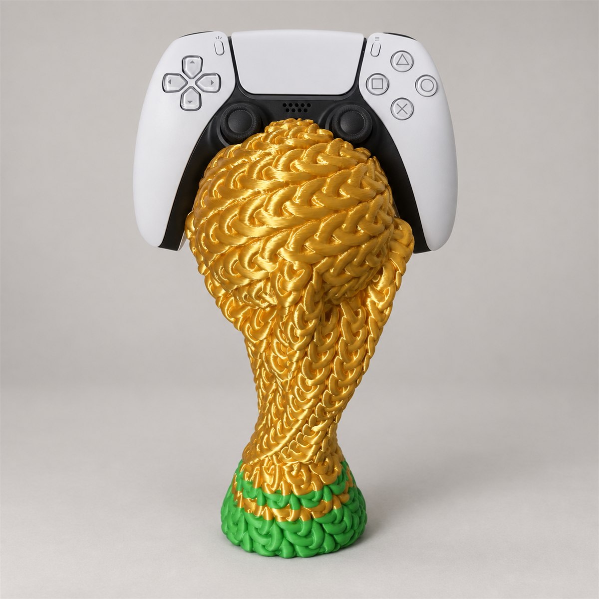 Suporte troféu dourado e verde impresso em 3D segurando um controle